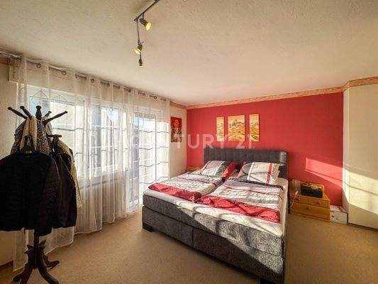 Schlafzimmer mit Zugang zur Terrasse