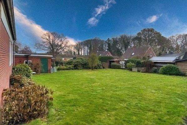 Rasenfläche hinter dem Haus