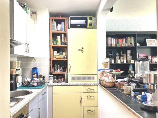 Küche mit Durchreiche