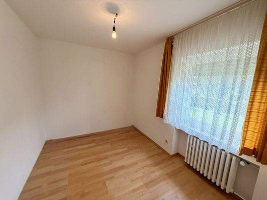 Arbeits- oder Kinderzimmer EG