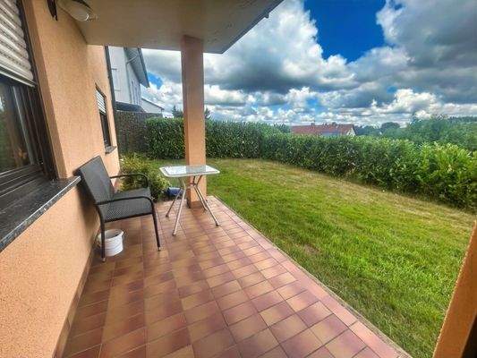 Überdachte Terrasse und Garten