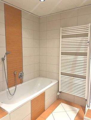 modernes Badezimmer, u.a. mit Wanne und Handtuchheizkörper