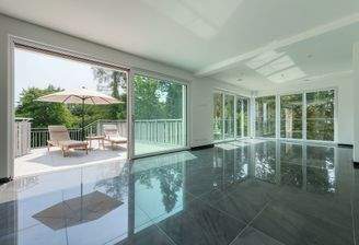 Heller, offener Wohnbereich mit Blick ins Grüne - (KI generiert)