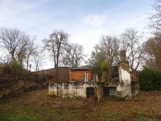 noch bestehender Keller mit Mauerresten