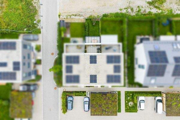 Draufsicht - Flachdach mit PV-Anlagen