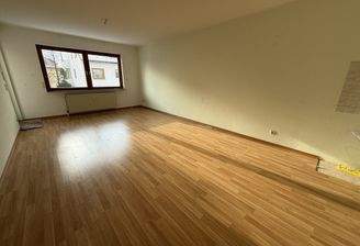 Wohnzimmer mit Balkon