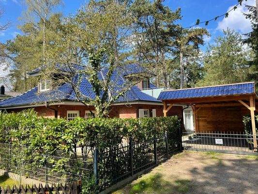 Eingangsbereich mit Carport