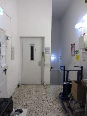 BLICK ZUM LASTENAUFZUG IM ERDGESCHOSS