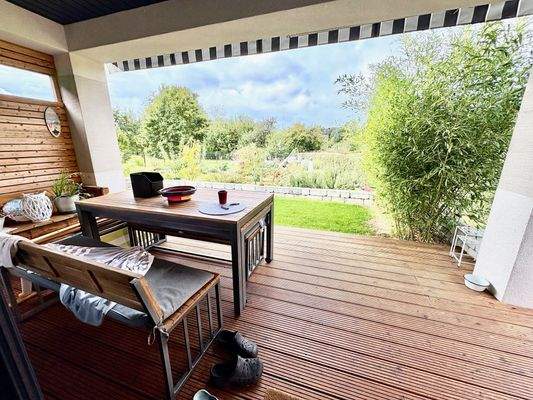 Sitzecke unter dem Überdach