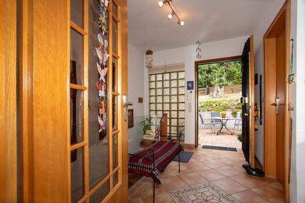 Eingangsbereich mit Garderobe + Gäste-WC