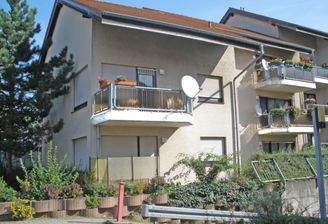 Rückwärtige Ansicht der Wohnanlage mit Balkonen