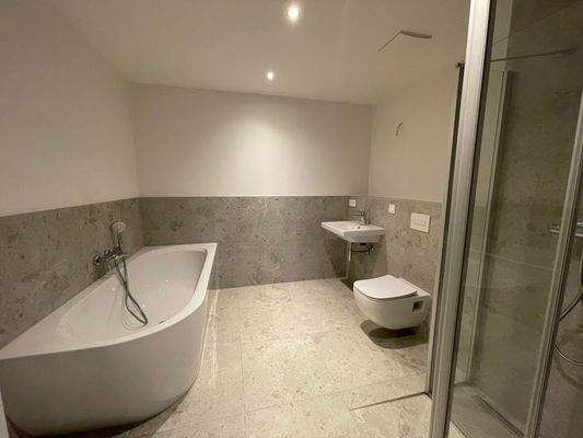 Innenliegendes Wannen -und Duschbad.jpeg