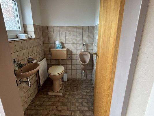 Separates WC im hinteren Eingangsbereich