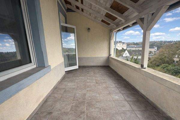 Zweiter Balkon unter dem Dach