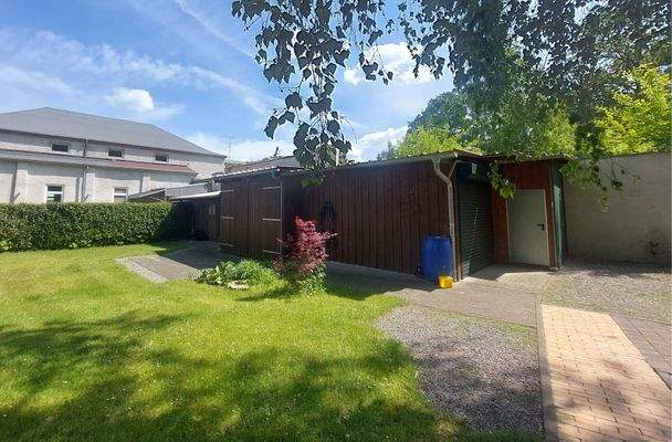 Nebengelass mit 2 Garagen und weiteren Abstellflächen