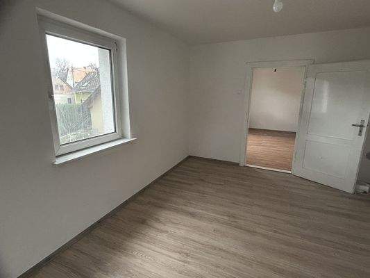 Zimmer mit Durchgangsraum