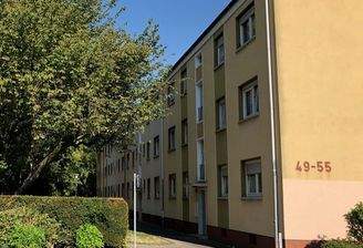Hausansicht baugleichen Mehrfamilienhauses ohne Balkone in der Siedlung