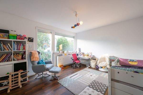 Helles Schlafzimmer mit Zugang zum Balkon im OG