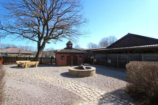 Der Brunnenplatz vor der Reithalle