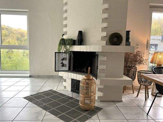 Der offene Kamin ist das Herzstück des Ergeschosses