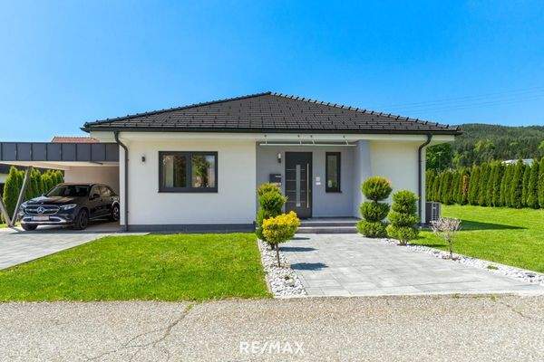 Stilvoller Zugangsbereich und Carport