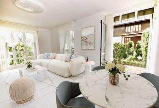 Wohnzimmer mit Süd-Ost-Ausrichtung (Muster Möbel)