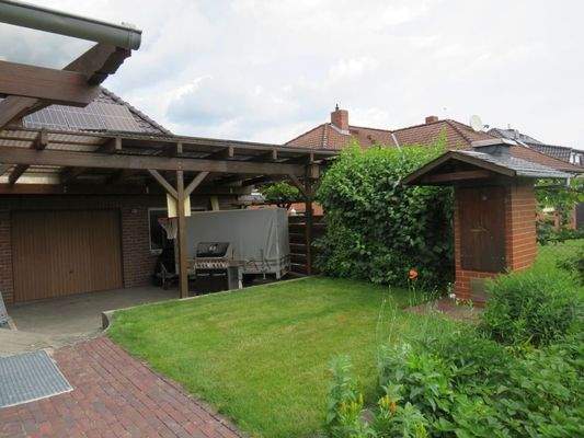 Unterstand, Zugang zur Garage und Räucherofen