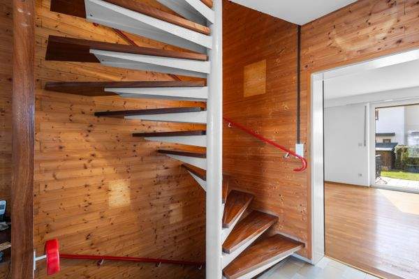 Wendeltreppe zu Keller und Obergeschossen