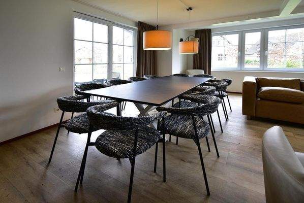 ferienhaus-kaufen-ferienresort-cochem-cochem-niederlande-grosser-esstisch-am-fenster-2025