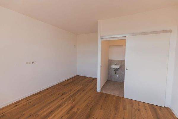 Schlafzimmer mit kleinem Bad