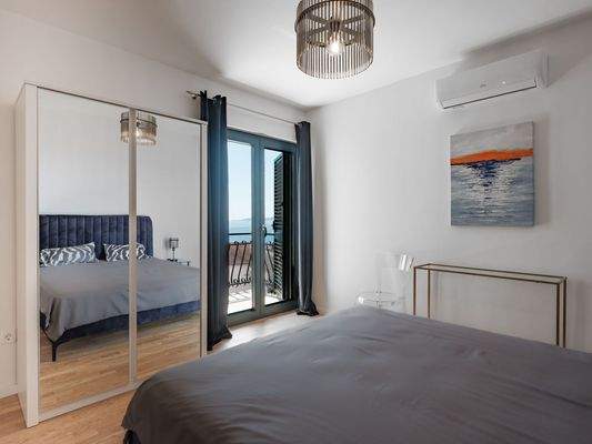 Master-Schlafzimmer mit Balkon