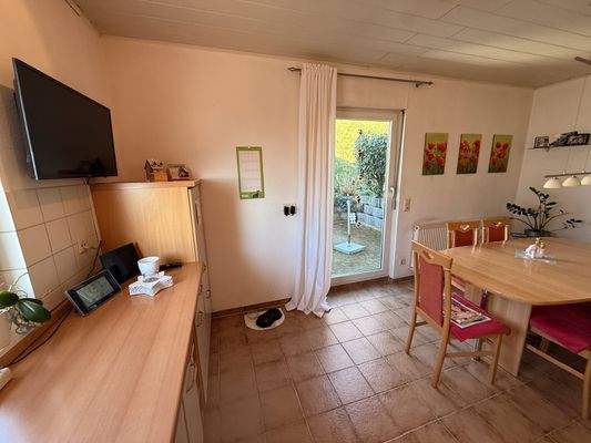 Küche mit Zugang zur Terrasse.jpg