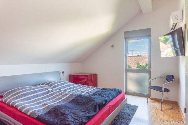 Elternschlafzimmer mit Klimaanlage und Ankleiderau