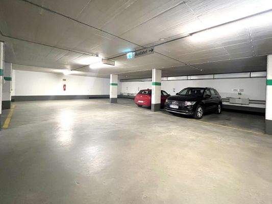 Breite Tiefgaragenparkplätze