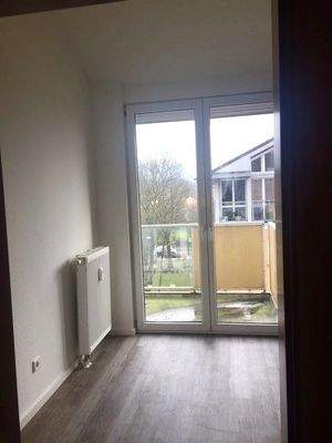 Schlaf- oder Kinderzimmer, weiß gestrichen mit bodentiefen Fenstern.jpg