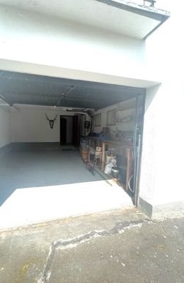 Die Garage mit Zugang zum Keller