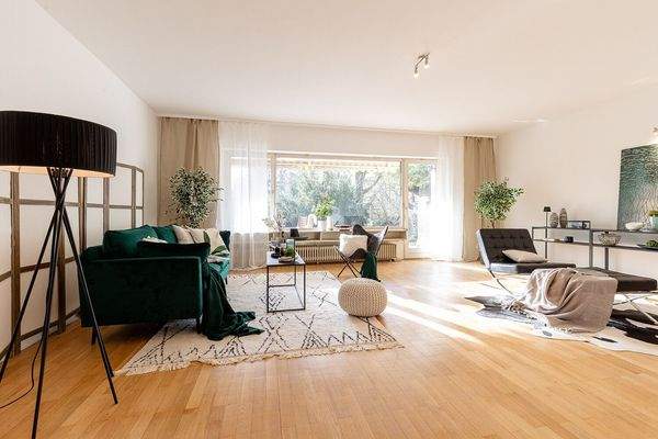 großzügiges Wohnzimmer