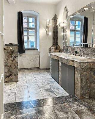 geräumiges Badezimmer mit Tageslicht und Carraramarmor OG