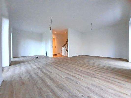 Wohnzimmer mit offener Küche