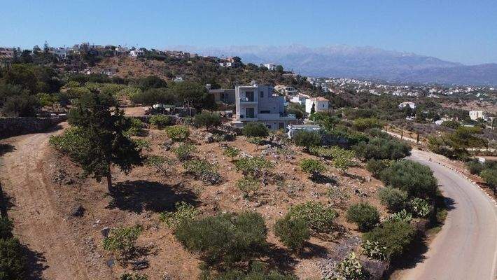 Kreta, Kokkino Chorio: Ruhiges Landgrundstück mit Dorfnähe zu verkaufen
