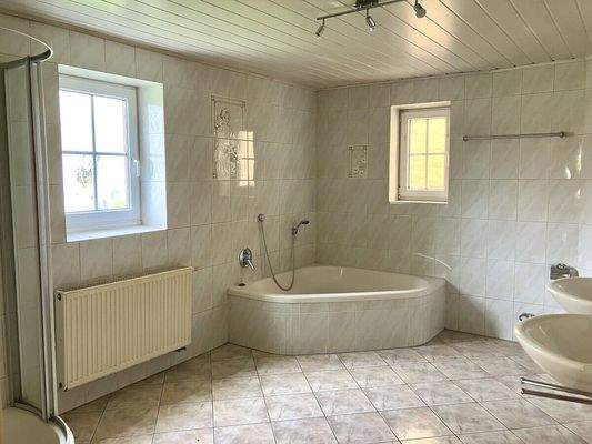 Bad Erdgeschoss (Dusche, Wanne, Fenster)