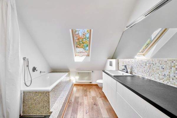 Masterbad mit Wanne und Dusche