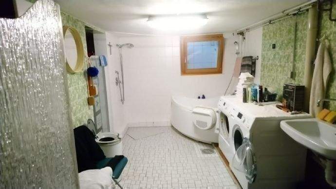 Bad im Keller (mit Waschmaschine)