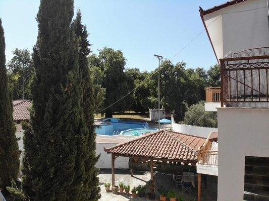 Kreta, Vryses: Wohngebäude mit Pool und Bergblick zu verkaufen – Ideale Investition im Apokoronas!