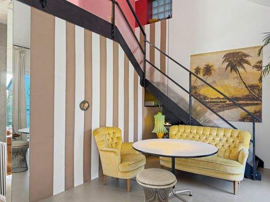 Treppe mit offener Galerie zum Wohn- und Schlafbereich Einheit A