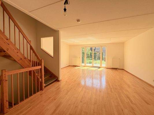 sonniger Wohnbereich mit Gartenzugang