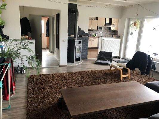 Wohnzimmer mit offener Küche