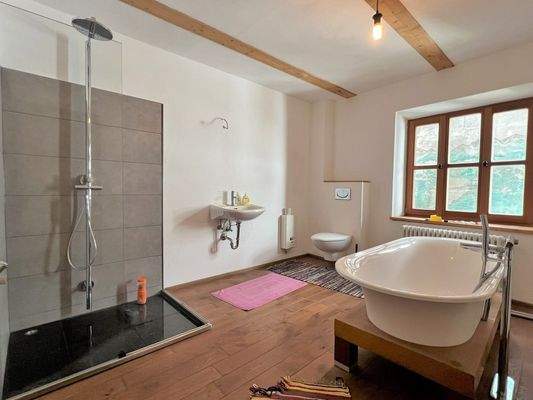 Bad mit Wanne und Regendusche