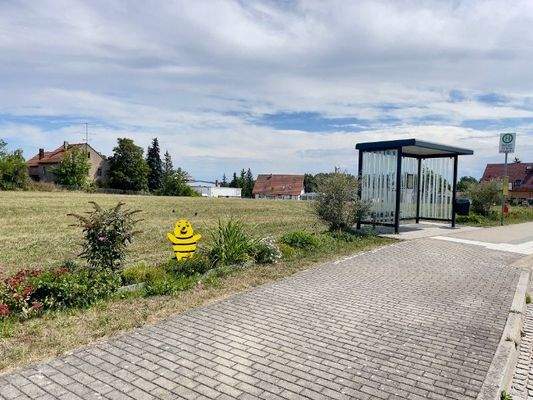 Bushaltestelle vor der Tür (Richtung Weixdorf)