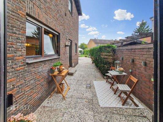 Terrasse mit Blick zum Garten